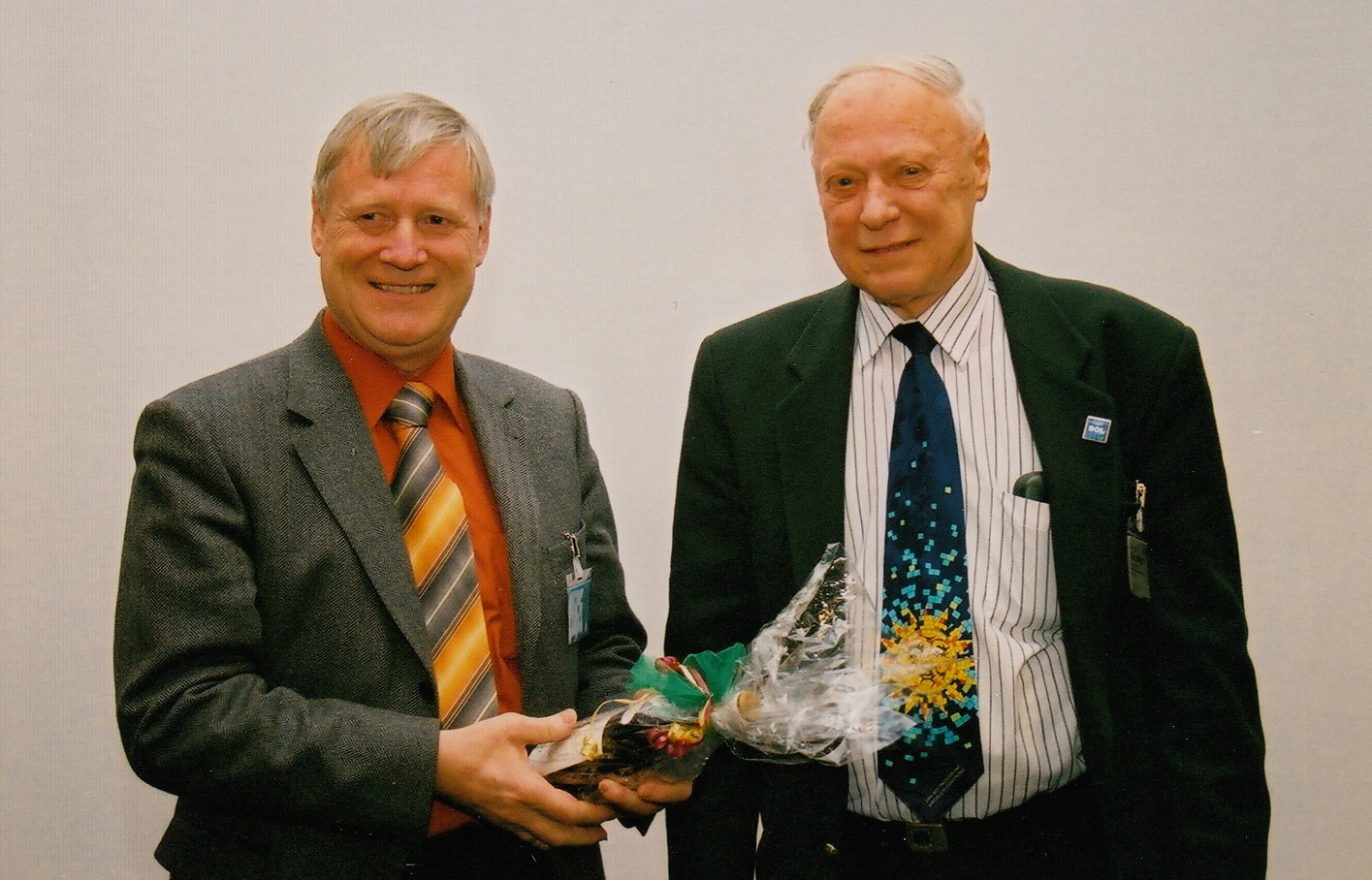 ©Detlef Koenemann. Ehrung von Jürgen Schmid durch Adolf Goetzberger auf dem 20. PV-Symposium