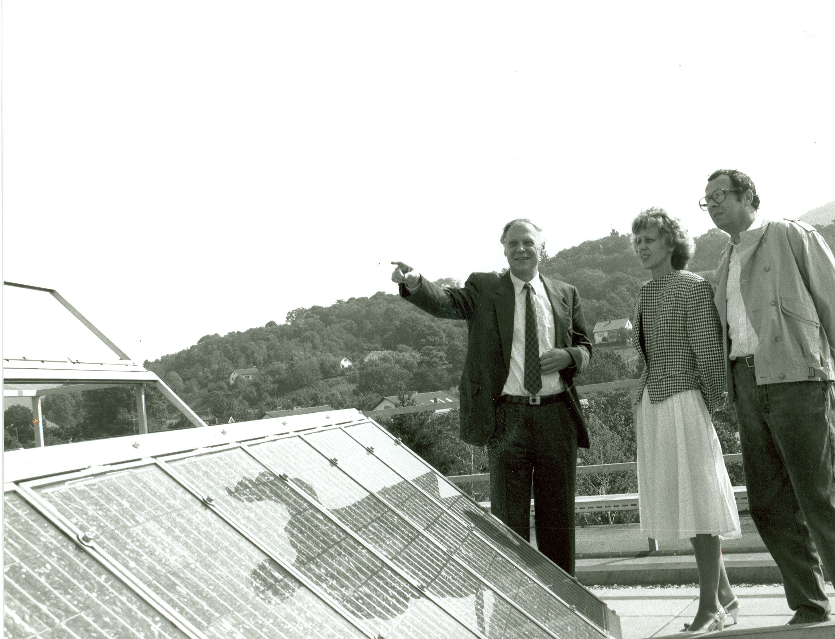 Bild @Fraunhofer ISE: Prof. Goetzberger (L) mit Christel Russ und Volker Hoffmann auf dem Dach des ISE in der Oltmannstraße.