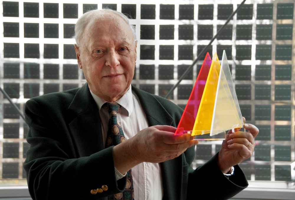 ©Fraunhofer ISE: Prof. Dr. Adolf Goetzberger mit Flukos 2009.